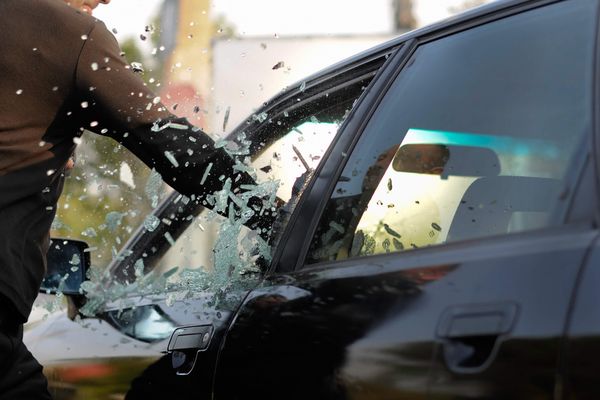 Autoscheiben lassen sich am besten am Rand einschlagen. Foto: Carglass